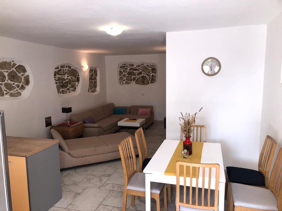 Apartments Trlika Kampor Екстер'єр фото