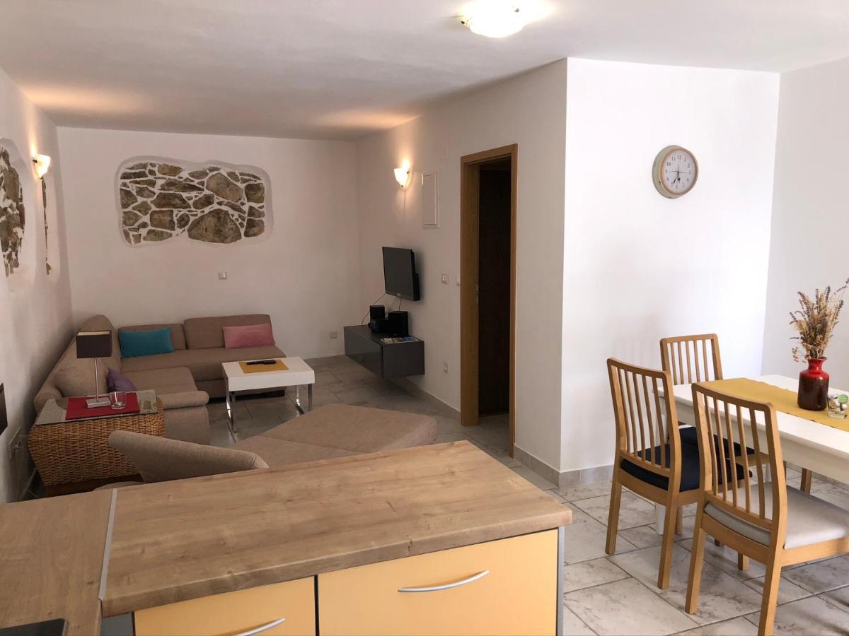 Apartments Trlika Kampor Екстер'єр фото